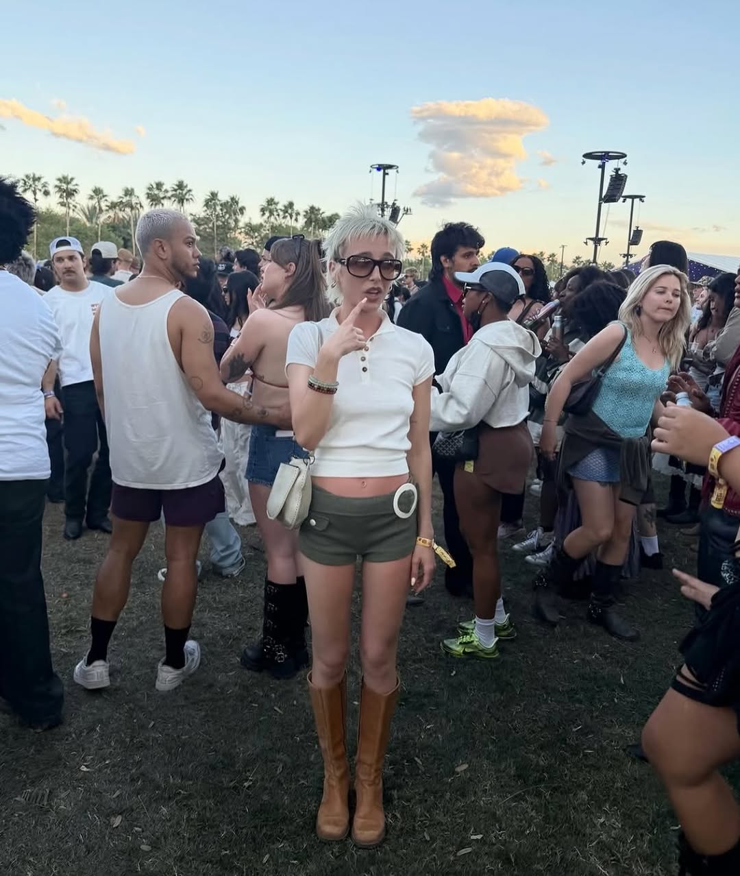 Emma Chamberlain's Effortless Edge: GEEL Jasper Tee